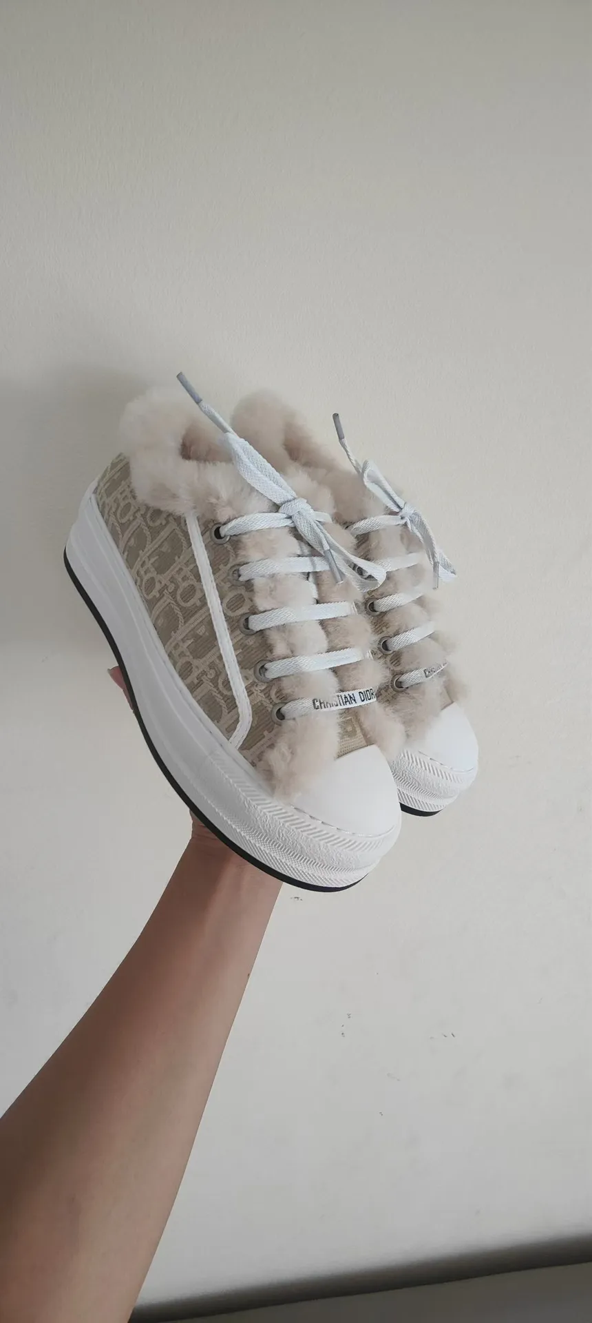 👟👟Ex-factory price 640👟👟——Dior Dior embroidered thick-soled wool casual shoes, fur shoes 𝐃𝐈𝐎𝐑 𝐖𝐚𝐥𝐤'𝐧 Dior presbyopic embroidered wool thick-soled canvas shoes, casual sports shoes, this Walk'n'Dior Thick-soled sneakers are a stylish piece that elevate the collection. Oblique printed cotton embroidered upper with comfortable platform sole, tongue and Christian Dior Paris signature laces. Can add fashionable temperament to all kinds of casual looks. Original custom-made imported Oblique printed embroidery fabric. Imported soft sheepskin lining. Original exclusive open-molded TPU material outsole. Bottom thickness 4.5CM. Size: Women's 35-41 (custom-made 41 is non-refundable)